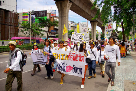 BANGKOK, THAILAND - SEPTEMBER 22   People walking for against the construction of a dam in Mae Wong National Park on 22 September 2013 at Saphan Khwai, Bangkok, Thailandのeditorial素材