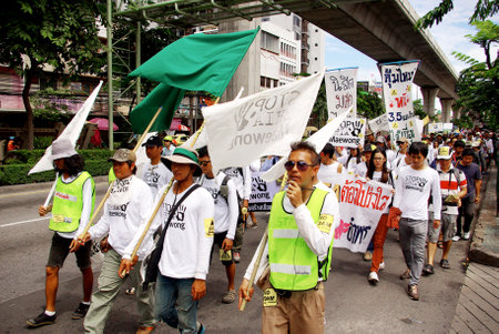 BANGKOK, THAILAND - SEPTEMBER 22   People walking for against the construction of a dam in Mae Wong National Park on 22 September 2013 at Saphan Khwai, Bangkok, Thailandのeditorial素材