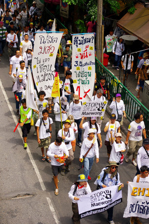 BANGKOK, THAILAND - SEPTEMBER 22   People walking for against the construction of a dam in Mae Wong National Park on 22 September 2013 at Saphan Khwai, Bangkok, Thailandのeditorial素材