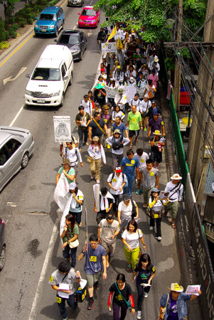 BANGKOK, THAILAND - SEPTEMBER 22   People walking for against the construction of a dam in Mae Wong National Park on 22 September 2013 at Saphan Khwai, Bangkok, Thailandのeditorial素材