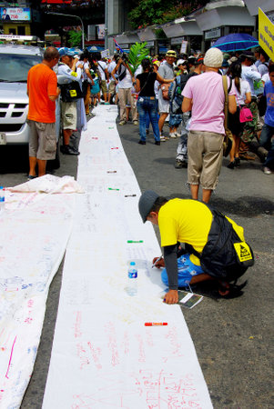 BANGKOK, THAILAND - SEPTEMBER 22   People write on lable for against the construction of a dam in Mae Wong National Park on 22 September 2013 at Victory monument, Bangkok, Thailandのeditorial素材