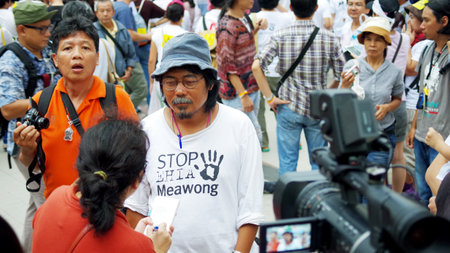 BANGKOK, THAILAND - SEPTEMBER 22   Mr  Sasin Chalermlap answer questions for against the construction of a dam in Mae Wong National Park on 22 September 2013 at Bangkok Art and Culture Centre, Thailandのeditorial素材