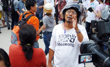 BANGKOK, THAILAND - SEPTEMBER 22   Mr  Sasin Chalermlap answer questions for against the construction of a dam in Mae Wong National Park on 22 September 2013 at Bangkok Art and Culture Centre, Thailandのeditorial素材