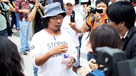 BANGKOK, THAILAND - SEPTEMBER 22   Mr  Sasin Chalermlap answer questions for against the construction of a dam in Mae Wong National Park on 22 September 2013 at Bangkok Art and Culture Centre, Thailandのeditorial素材