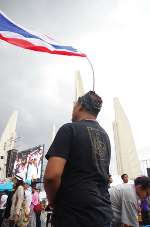 BANGKOK - NOVEMBER 9, 2013 : Anti-government protesters to the Democracy Monument on November 9, 2013 in Bangkok, Thailand. The protest Against The Amnesty bill in Bangkok, capital of Thailand のeditorial素材
