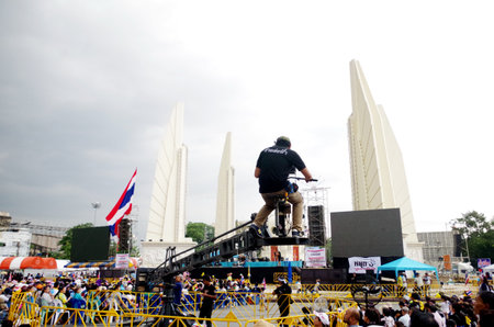 BANGKOK - NOVEMBER 9, 2013 : Anti-government protesters to the Democracy Monument on November 9, 2013 in Bangkok, Thailand. The protest Against The Amnesty bill in Bangkok, capital of Thailand のeditorial素材