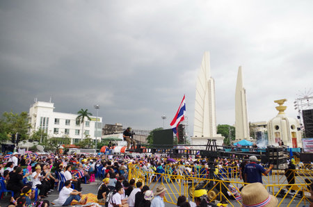 BANGKOK - NOVEMBER 9, 2013 : Anti-government protesters to the Democracy Monument on November 9, 2013 in Bangkok, Thailand. The protest Against The Amnesty bill in Bangkok, capital of Thailand のeditorial素材