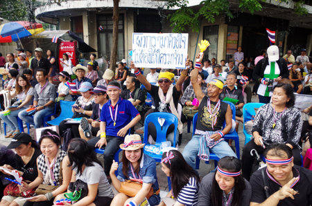 BANGKOK - NOVEMBER 9, 2013 : Anti-government protesters to the Democracy Monument on November 9, 2013 in Bangkok, Thailand. The protest Against The Amnesty bill in Bangkok, capital of Thailand のeditorial素材