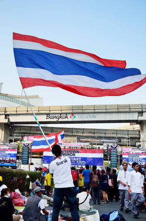 BANGKOK-JAN 22   Unidentified protesters gather Patumwan intersection to anti government and ask to reform before election with のeditorial素材