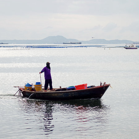 CHONBURI, THAILAND - October 17 : Fisherman in boat on 17 October 2013 in Chonburi, Thailandのeditorial素材