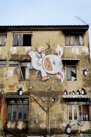 BANGKOK, THAILAND - 21 SEPTEMBER: Giant graffiti on abandon building of Bangkok on September 21, 2013 in Bangkok, Thailandのeditorial素材