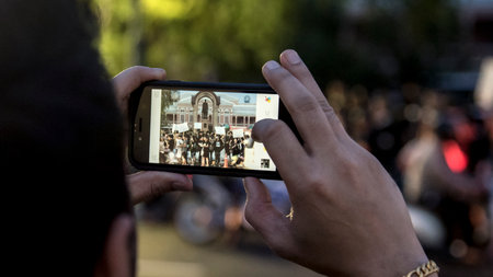 BANGKOK THAILAND - OCTOBER 16 : Thai people take picture by mobile phone in tribute to King Rama 9.at the Temple of the Emerald Buddha, Bangkok, Thailand on 16 October, 2016のeditorial素材