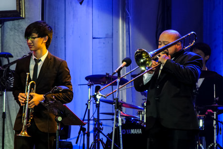CHONBURI, THAILAND - NOVEMBER 27 : Pathorn Srikaranonda and Jazz Minions band perform in "Jazz in memory at Bangsaen" on 27 November 2016 in Bangsaen, Chonburi, Thailandのeditorial素材