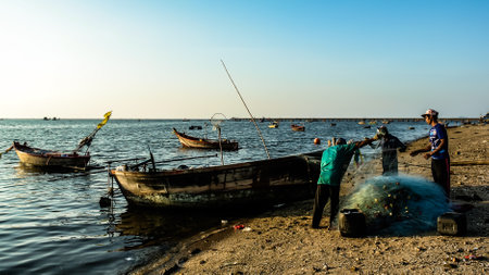 CHONBURI, THAILAND - DEC 9 : Group of fishermen clear fish from net on 9 December 2016 in Bangpra, Sriracha, Chonburi, Thailandのeditorial素材