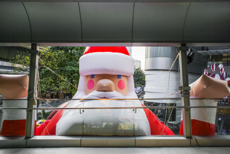 BANGKOK, THAILAND - 12 DEC : Giant Santa balloon at overpass bridge on 12 December 2017 in Bangkok city, Thailandのeditorial素材