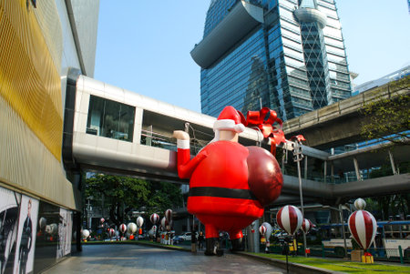 BANGKOK, THAILAND - 12 DEC : Giant Santa balloon at overpass bridge on 12 December 2017 in Bangkok city, Thailandのeditorial素材