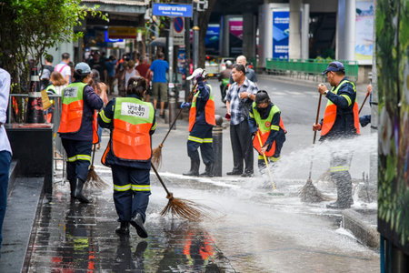 BANGKOK, THAILAND - 15 DEC : District staff worker cleaning footpath on 15 December 2018 in Silon road, Bangkok, Thailandのeditorial素材