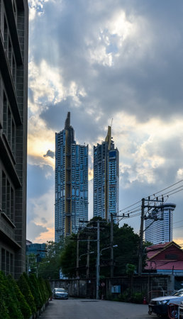 BANGKOK, THAILAND - 21 SEP : Tower of The Residences at Mandarin Oriental under construction on 21 September 2018 in Bangkok, Thailandのeditorial素材