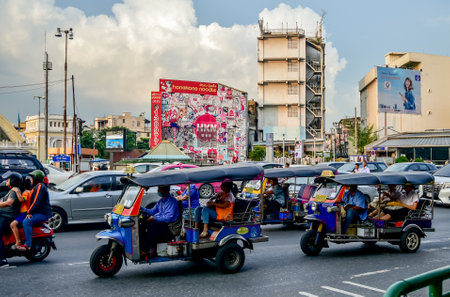 BANGKOK, THAILAND - 21 SEP : Tuk tuks waiting for traffic light at Rama IV road on 21 September 2018 in Bangkok, Thailandのeditorial素材