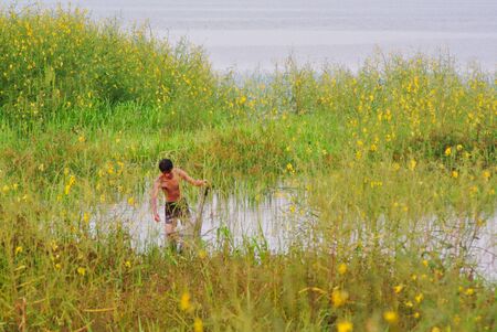 CHONBURI, THAILAND - 11 OCT : Unidentified man prepare fishing net at lake on 11 October 2019 in Bangpra, Sriracha, Chonburi, Thailandのeditorial素材