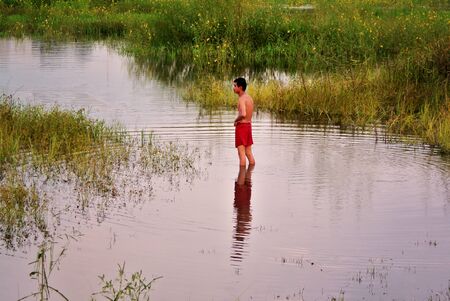 CHONBURI, THAILAND - 11 OCT : Unidentified man prepare fishing net at lake on 11 October 2019 in Bangpra, Sriracha, Chonburi, Thailandのeditorial素材