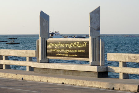 CHONBURI, THAILAND - 7 DEC : Signage of Chaopraya Surasakmontri bridge with sea background on 7 December 2021 in Sriracha, Chonburi, Thailandのeditorial素材