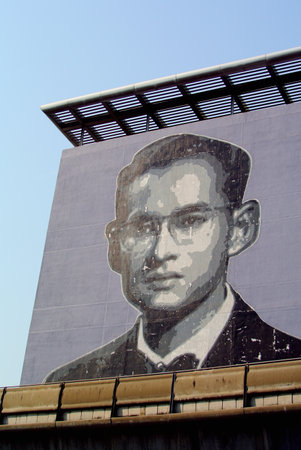 BANGKOK, THAILAND - 15 MARCH : KING RAMA IX portrait painted on bangkok art and culture centre facade building on 15 March 2019 in Bangkok, Thailandのeditorial素材