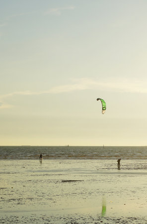 CHONBURI, THAILAND - 26 MAR : Kite surfer at sea on 26 March 2022 in Bangsaen beach, Chonburi, Thailandのeditorial素材