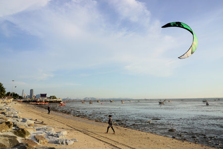 CHONBURI, THAILAND - 26 MAR : Kite surfer at beach on 26 March 2022 in Bangsaen beach, Chonburi, Thailandのeditorial素材