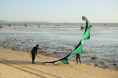 CHONBURI, THAILAND - 26 MAR : Kite surfer at beach on 26 March 2022 in Bangsaen beach, Chonburi, Thailandのeditorial素材