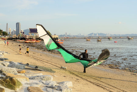 CHONBURI, THAILAND - 26 MAR : Kite surfer at beach on 26 March 2022 in Bangsaen beach, Chonburi, Thailandのeditorial素材