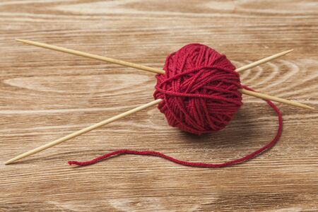 red ball of yarn with two knitting needles
の写真素材