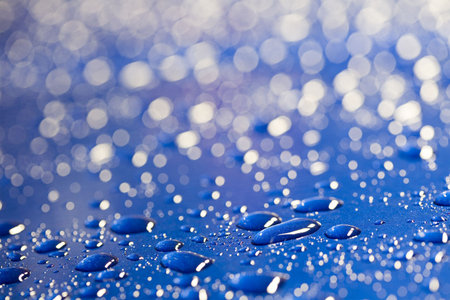 Raindrops macro with light reflections that look like the letterの写真素材
