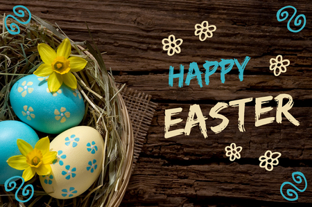 Osternest auf verwittertem Holz mit Schriftzug Happy Easter