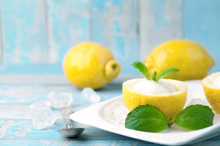 lemon sorbet ice cream with lemonsの写真素材