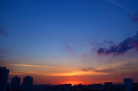 Urban Sunset with Red Skyの写真素材