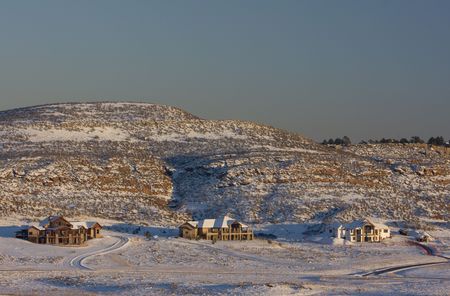 new upscale mountain houses under construction in Colorado Front Range area near Loveland, winter sceneryの写真素材
