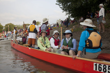 Kansas City, KS, August 24, 2010: A dragon boat at the start of 5th Missouri River 340 Race at Kaw Point (confluence of Missouri and Kansas Rivers) to paddle nonstop 340 miles to St Charlesのeditorial素材