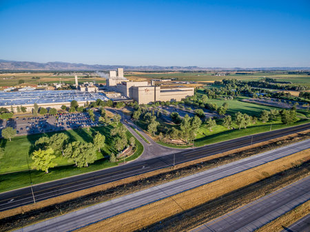 FORT COLLINS, CO, USA - AUGUST 14, 2016: Interstate freeway i-25 and Anheuser-Bush Brewery - aerial view.のeditorial素材