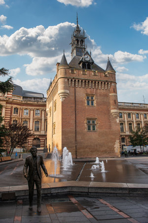 The Capitol keep and the statue of Claude Nougaro in front, in Toulouse in Occitanie, Franceのeditorial素材