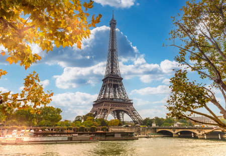 The Eiffel Tower on the banks of the Seine in autumn in Paris, Franceの写真素材