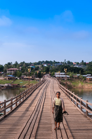 Wooden Bridge (Sapan Mon) Sangkhlaburi,Kanchanaburi, Thailand.のeditorial素材
