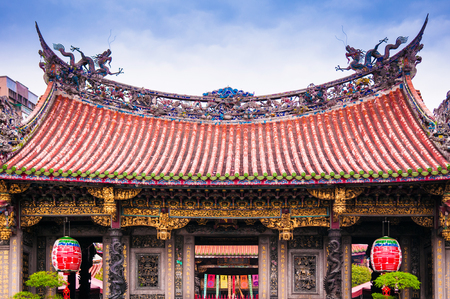 Taiwan, Taipei  - Oct 19, 2015 : Lungshan Temple of Manka is a Buddhist temple in Wanhua District, was built in 1738 by settlers from Fujian during Qing rule in honor of Guanyin.のeditorial素材