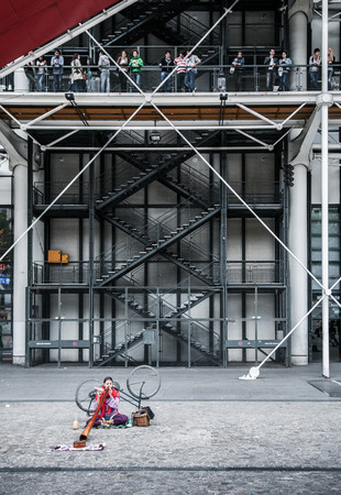 JUNE 9, 2011 PARIS, FRANCE : Artist performing at Centre Georges Pompidou,  modern art museum and art space near Marais districtのeditorial素材