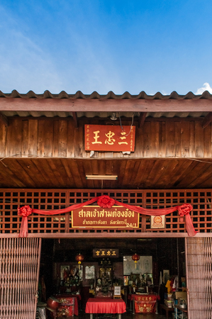 MAY 20, 2014 Koh Lanta, Thailand : Small wooden shrine, the most sacred chinese shrine at fisherman village in Koh Lanta old townのeditorial素材