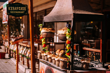JAN 3 Goreme, Turkey : Local restaurant that sell Cappadocia traditional Turkish cuisine Testi Kebab  in clay potのeditorial素材