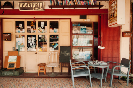 MAR 1, 2018 Uthaithani, Thailand :  The Booktopia - Vintage retro local bookshop with wooden chairs and tableのeditorial素材
