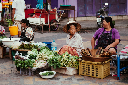 MAR 2, 2018 Uthaithani, THAILAND : Lively Local Thailand morning market sellers and vegetable stoll shopのeditorial素材
