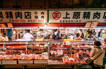 JAN 28, 2018 Naha, Okinawa, JAPAN : Local fish and seafood shop with customers in First Makishi Public Marketのeditorial素材