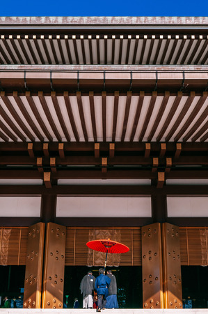 DEC 12, 2012 Narita, Chiba, JAPAN - Old beautiful historic Goma prayer ritual Monk with red umbrella walking to main hall of Narita san Shinsho ji templeのeditorial素材